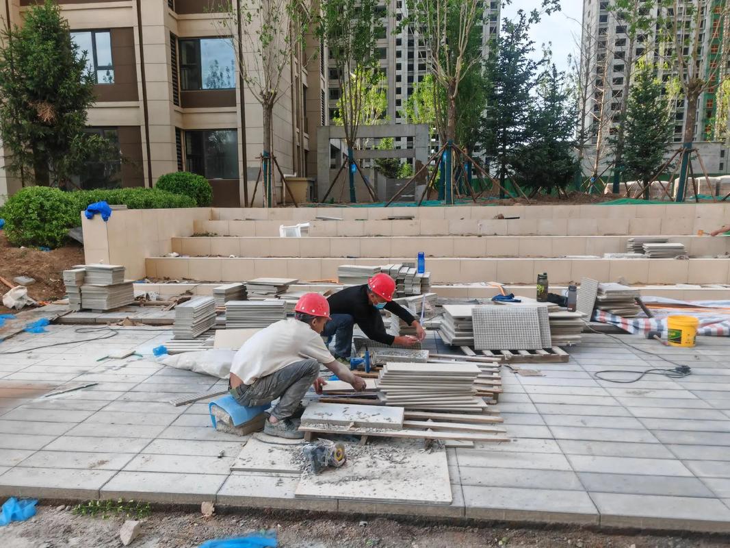天潤一期園林綠化工程啟動，樹木入場與鋪磚同步推進(jìn)